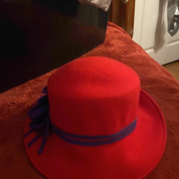 Red hat purple flower on side - Picture 4 of 8